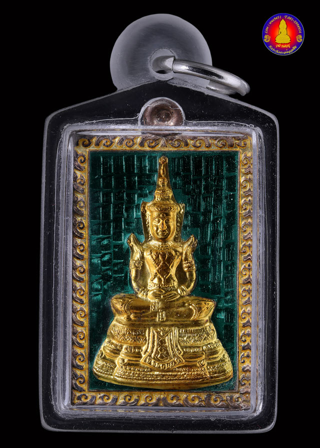เหรียญพระแก้วมรกต เนื้อเงินลงยาสีเขียวบุหน้าทองคำ (กำกับหมายเลข ๕๐) - 1