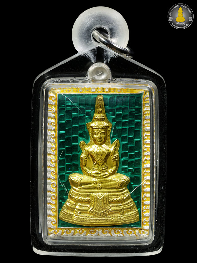 เหรียญพระแก้วมรกต เนื้อเงินลงยาสีเขียวบุหน้าทองคำ หมายเลข ๒๓ (เลี่ยมใส่เกศา) - 1
