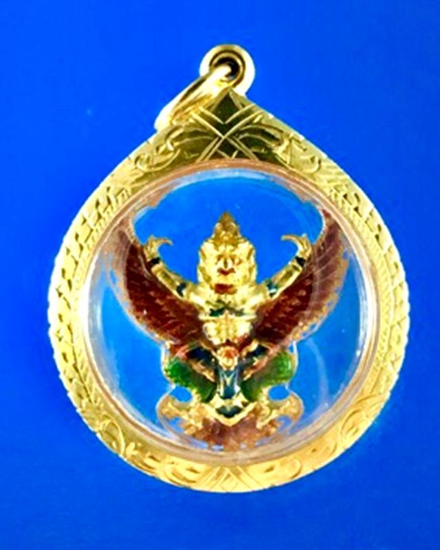 พญาครุฑ รุ่นราชาทรัพย์ เนื้อทองคำลงยา พิมพ์เล็ก อาจารย์วราห์ วัดโพธิทอง ปี 2559 หมายเลข 912 เลี่ยมทอ - 1