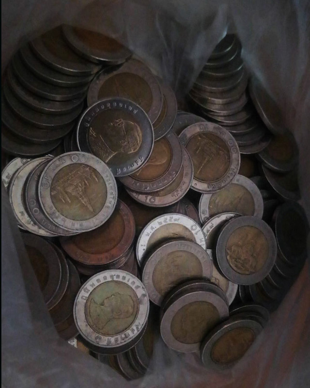 กระปุกแตก...เหรียญ 10 บาท หมุนเวียน หยอดกระปุกสะสมไว้ หลาย พ.ศ. 100 เหรียญ - 1