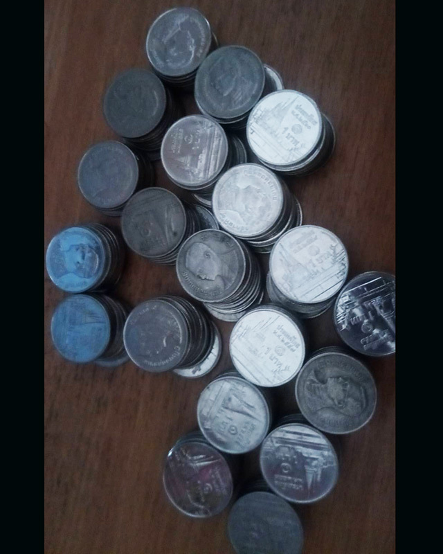 กระปุกแตก...เหรียญ 1 บาท หมุนเวียน หยอดกระปุกสะสมไว้ หลาย พ.ศ. 200 เหรียญ - 1