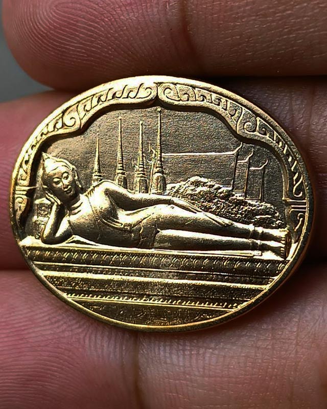 3.สวยใส !! เหรียญพระนอน วัดโพธิ์ หลัง ภปร. พิธีใหญ่ ปี 2530 ไม่ผ่านการใช้ - 1