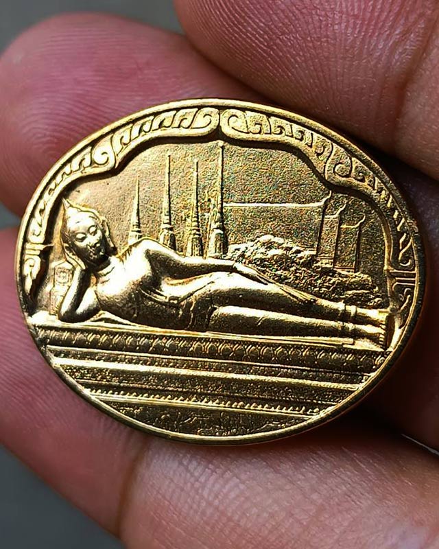 8.สวยใส !! เหรียญพระนอน วัดโพธิ์ หลัง ภปร. พิธีใหญ่ ปี 2530 ไม่ผ่านการใช้ - 1