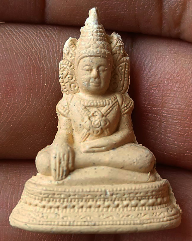 พระมหามัยมุนี เนื้อผงพุทธคุณ ขนาดสูง 3 ซ.ม. พร้อมกล่องเดิม - 1