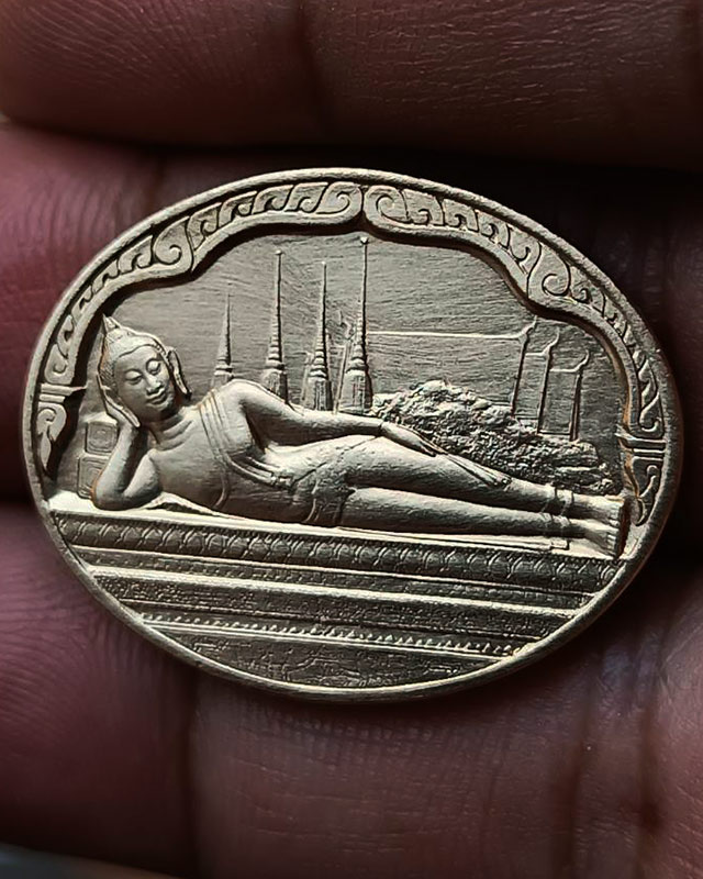 1.สวยดั่งทอง !! เหรียญพระนอน วัดโพธิ์ หลัง ภปร. พิธีใหญ่ ปี 2530 เหรียญไม่ผ่านการใช้ - 1