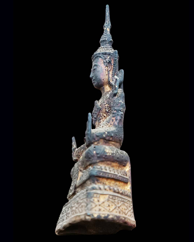 พระพุทธรูปบูชาสมัยรัตนโกสินทร์ นั่งทรงเครื่องปางสมาธิ เนื้อโลหะผสมลงรักปิดทอง ก้นดินไทย หน้าตักเกือบ - 2