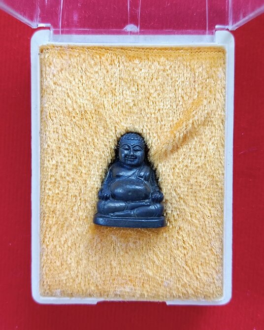 พระสังกัจจายน์สิทธิโชค เนื้อนวะ หลวงปู่พรหมมา สำนักสงฆ์สวนหินผานางคอย รุ่นหยก ปี2537 พร้อมกล่องเดิม - 2