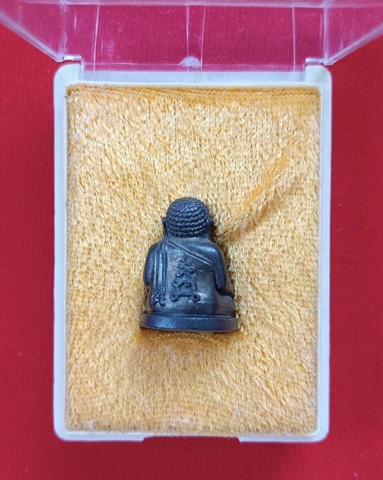 พระสังกัจจายน์สิทธิโชค เนื้อนวะ หลวงปู่พรหมมา สำนักสงฆ์สวนหินผานางคอย รุ่นหยก ปี2537 พร้อมกล่องเดิม - 3