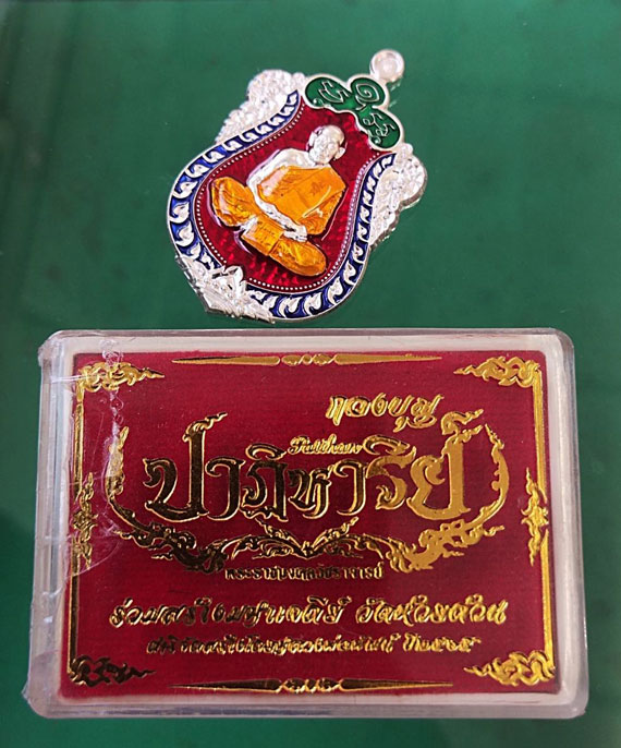 เหรียญพิมพ์เสมา 8 รอบ เนื้อเงินลงยาราชาวดี หลวงพ่อพัฒน์ ปุญญกาโม รุ่น ปาฏิหาริย์ EOD เลข 182 สวยมาก - 3