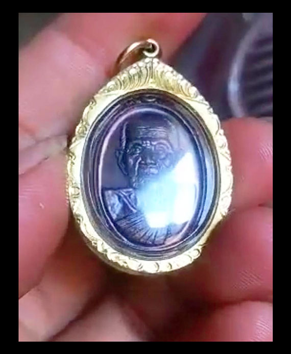 เหรียญเล็กหน้าใหญ่ หลวงปู่หมุน ฐิตสีโล พิธีรวยทันใจ ปี43 พระสวยเดิมๆ ผิงรุ้ง เลี่ยมทองหนา พร้อมบูชา - 3