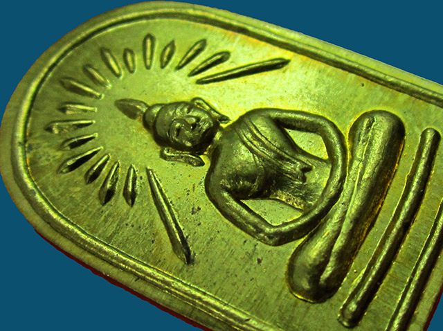 เหรียญปั๊มพระพุทธรัศมี เนื้อทองฝาบาตร หลวงพ่ออุ้น สุขกาโม วัดตาลกง จ.เพชรบุรี จัดสร้างปี พ.ศ.๒๕๔๓ - 3