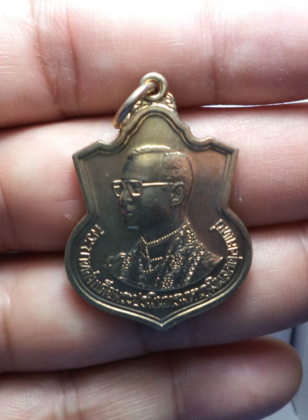 เหรียญในหลวงรัชกาลที่9 พระชนมายุ 72 พรรษา ครบ 6 รอบ ปี 2542 เนื้ออัลปาก้า - 4