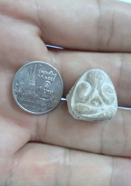 พระปิดตาเนื้อผงเกสร ปี2521 วัดลาดปลาเค้า หลวงปู่โต๊ะปลุกเสก (มีบัตรรับรอง) - 3