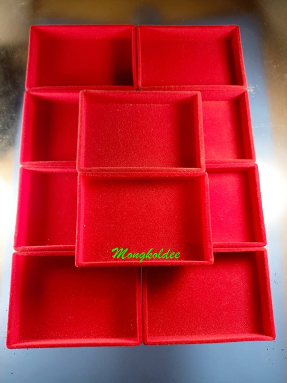 กล่องกัมหยี่ ถาดโชว์พระเครื่อง วัตถุมงคล ยาว 3นิ้ว กว้าง 2 นิ้ว สูง 1.5 ซม สีแดงสวยงาม จำนวน 10 ชิ้น - 1
