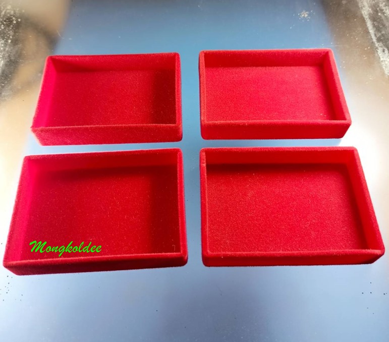 กล่องกัมหยี่ ถาดโชว์พระเครื่อง วัตถุมงคล ยาว 3นิ้ว กว้าง 2 นิ้ว สูง 1.5 ซม สีแดงสวยงาม จำนวน 10 ชิ้น - 4