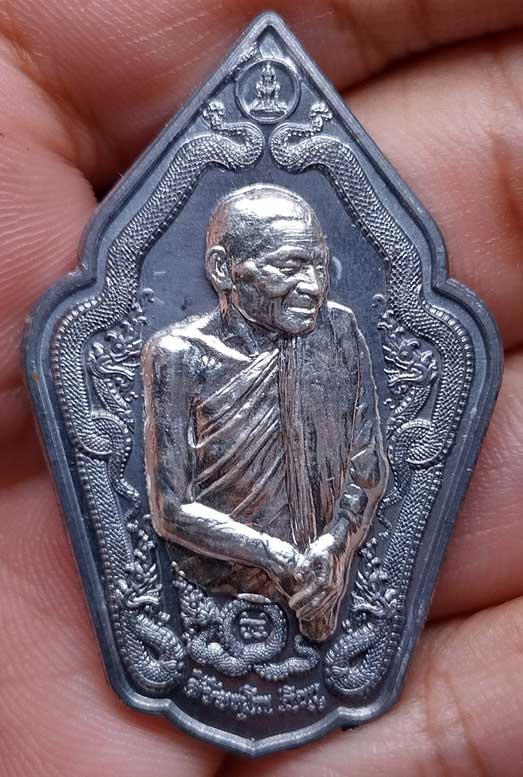 ..หลวงปู่มหาศิลา เหรียญหันข้าง ครึ่งองค์ รุ่น พุทธศิลป์ ไหว้ครู 64 เนื้อเหล็กเปียกหน้ากากเงิน.. - 1