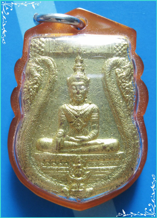 ..พระพุทธนิมิต วัดหน้าพระเมรุ พระผง พิมพ์เสมาหลวง เนื้อผงสีแดง ปัดทอง หลังยันต์โสรฬมงคล ปี 49 เลี่ยม - 1