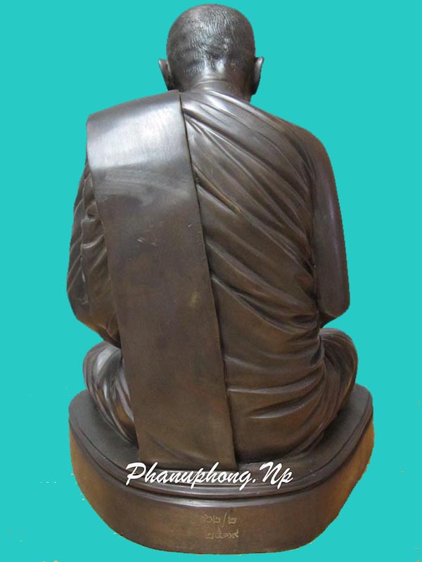 พระบูชารูปเหมือนรุ่นแรกหลวงปู่ศรี มหาวีโร  ๑๒ นิ้ว ปี ๒๕๓๙ แจกผู้ทำบุญนำไฟฟ้าเข้าพระมหาเจดีย์ชัยมงคล - 2