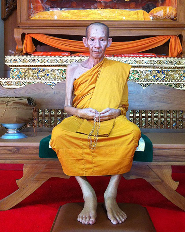 เหรียญหลวงพ่อเกษม เขมโก สุสานไตรลักษณ์ จ.ลำปาง ด้านหลัง ภปร. พิมพ์ใหญ่ ปี 2523 - 5