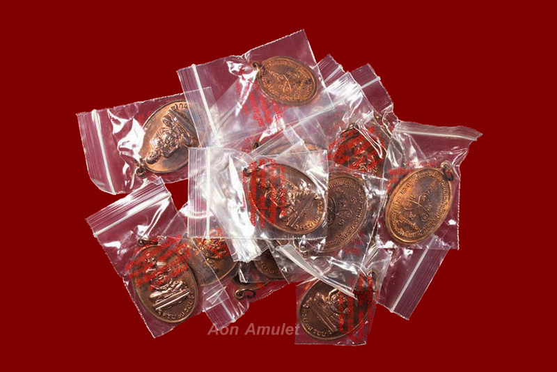 เหรียญรูปไข่พิมพ์เล็กเนื้อทองแดง รุ่น ครบ 7 รอบ หลวงปู่ม่น วัดเนินตามาก พศ.2537 ชุด 3 องค์ ชุดที่ 1 - 5