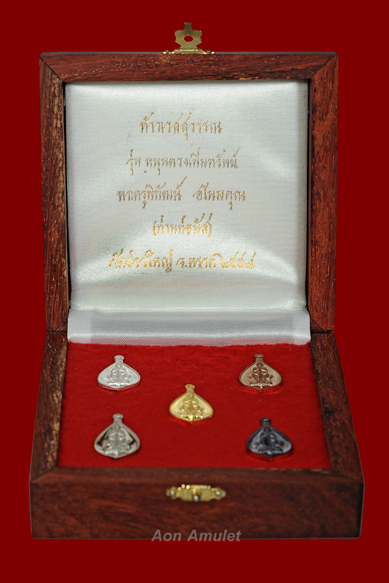 ชุดเหรียญท้าวเวสสุวรรณเนื้อทองคำ รุ่น หนุนดวงเพิ่มทรัพย์ หลวงพ่อนัส อโนมปัญโญ พศ.2557 หมายเลข 20 - 5