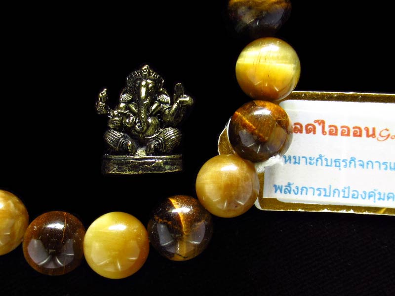 สร้อยข้อมือ หินโกลด์ไอออน + องค์ลอยพระพิฆเนศ เทพเจ้าแห่งความสำเร็จ พิธีเสาร์ 5 วัดสมารัตนาราม GP496 - 2