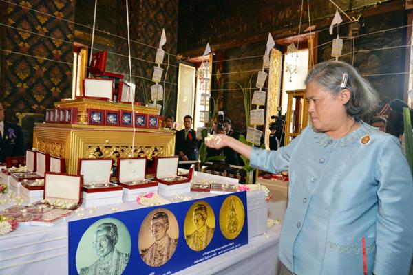 เหรียญพระบรมรูปพระบาทสมเด็จพระเจ้าอยู่หัว รัชกาลที่ 9 ที่ระลึก 100 ปี โรงพยาบาลจุฬา เนื้อเงิน - 5