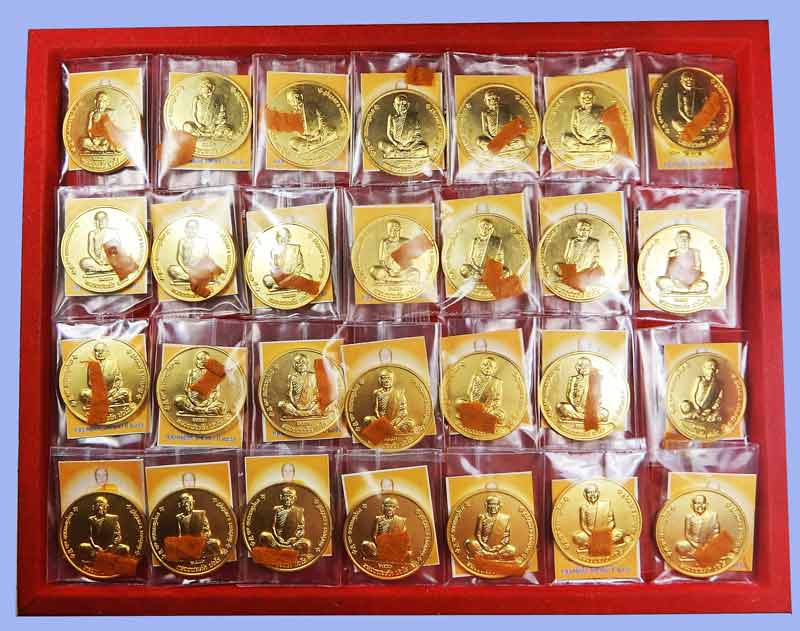 ราคาพิเศษปีใหม่ เหรียญจิ๊กโก๋เล็กเนื้อทองแดงชุบทอง อายุวัฒนมงคล 76 ปี หลวงพ่อตัด วัดชายนา ปี 2550  - 1