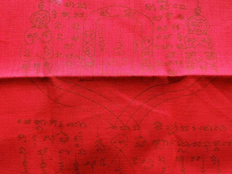 ผ้ายันต์แดงจารมือ หลวงพ่อดำ วัดสันติธรรม จ.สะแก้ว ปั้มตราวัด เจ้าตำหรับมนต์เสน่ห์เขมรโบราณพันปี - 2