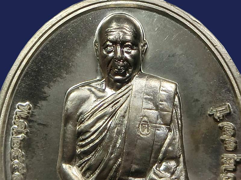 หรียญที่ระลึกเลื่อนสมณศักดิ์ หลวงพ่อตัด วัดชายนา เนื้อดีบุก หมายเลข 633 สวยๆกล่องเดิม - 4