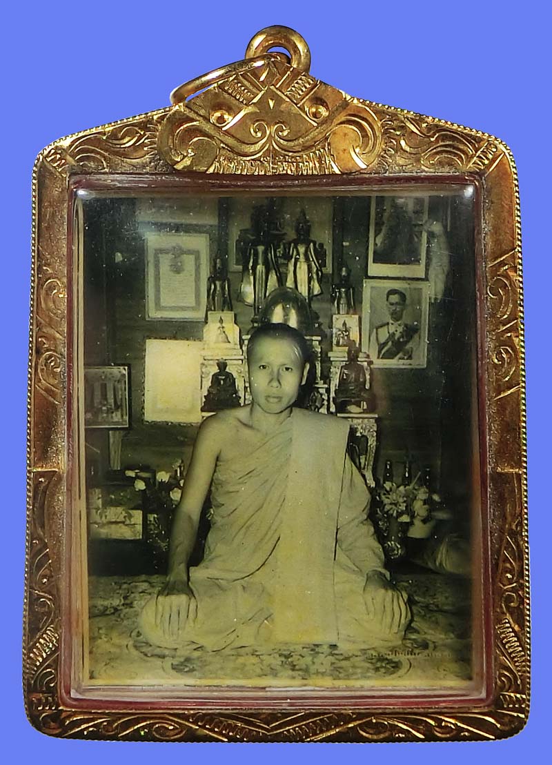 รูปถ่ายหน้าหนุ่ม หลวงพ่อตัด วัดชายนา หลังติดจีวรหลวงพ่อ จารมือ หลวงพ่อตัดจารเอง เลี่ยมเงินชุบทอง - 2