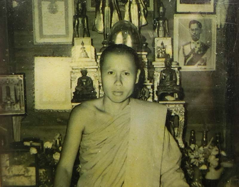 รูปถ่ายหน้าหนุ่ม หลวงพ่อตัด วัดชายนา หลังติดจีวรหลวงพ่อ จารมือ หลวงพ่อตัดจารเอง เลี่ยมเงินชุบทอง - 4