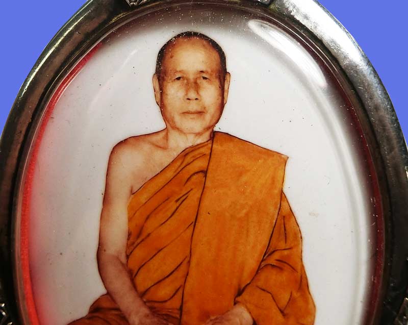หายากล็อกเก็ตจัมโบ้สีขาวรุ่นแรก หลวงพ่อตัด วัดชายนา ปี 2547 อุดผงฝังพระชัยวัฒน์ ตะกรุด เกศาแผ่นโลหะ - 4