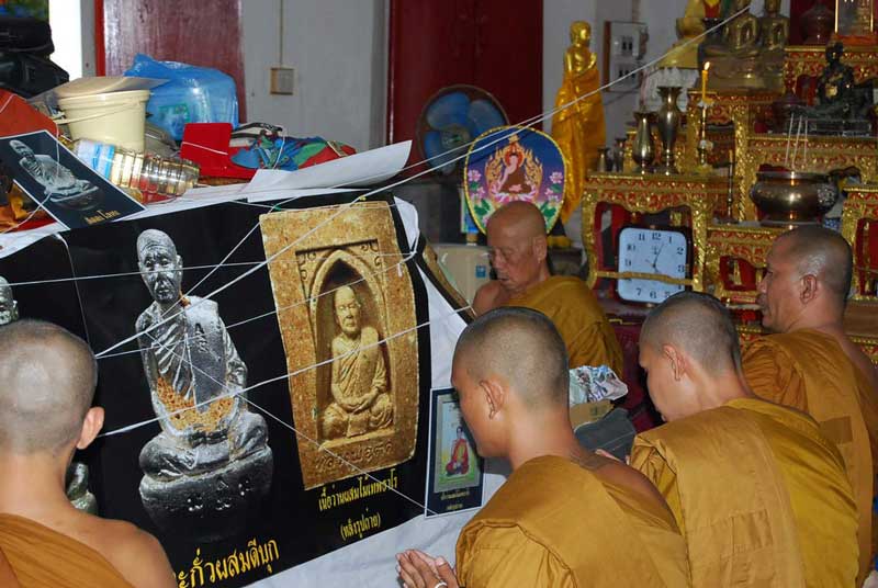 รูปเหมือน หลวงพ่อตัด วัดชายนา เนื้อว่านกลักไม้ขีดหลังฝังเหรียญเม็ดแตงเนื้อดีบุก ตอกโค๊ดรันหมายเลข - 5