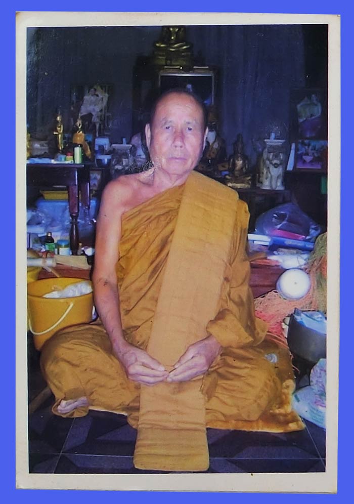 รูปถ่าย หลวงพ่อตัด วัดชายนา หลังหลวงพ่อตัดจารมือ ปวโร ขนาดห้อยคอ ปี 2549  - 2