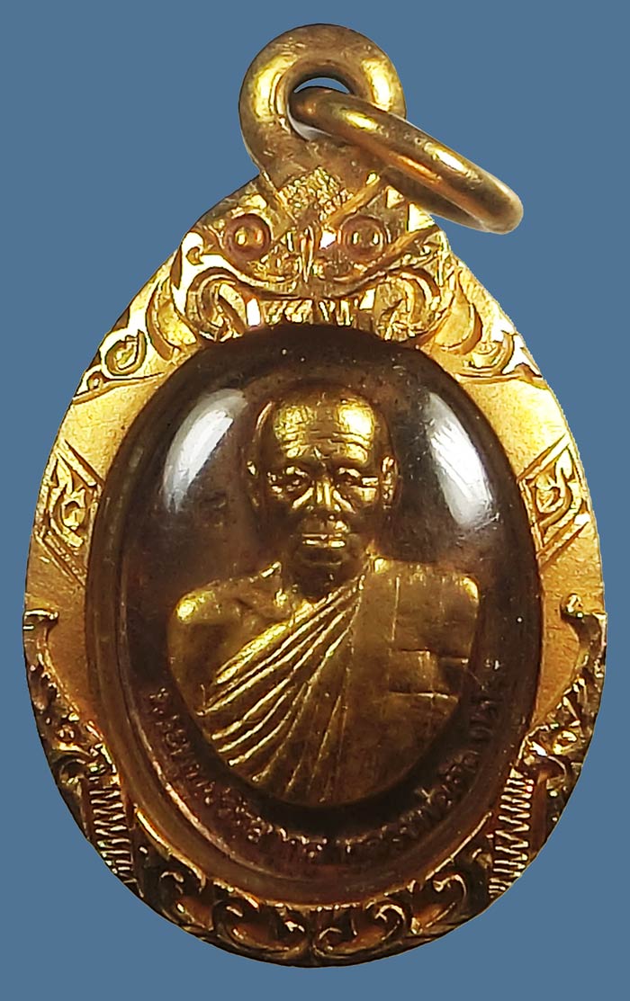เหรียญเม็ดแตง หลวงพ่อตัด วัดชายนา เนื้อนวะหน้าทองคำกรรมการ หมายเลข 8 สร้าง 39 เหรียญ เลี่ยมทองยกซุ้ม - 2