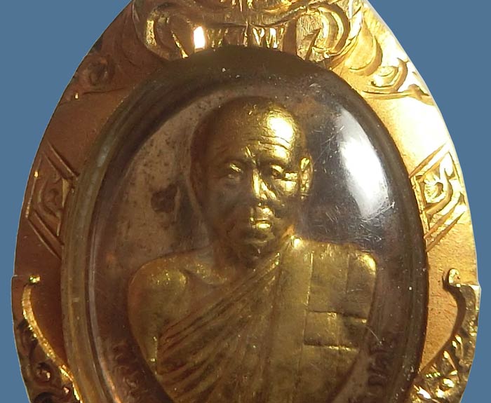 เหรียญเม็ดแตง หลวงพ่อตัด วัดชายนา เนื้อนวะหน้าทองคำกรรมการ หมายเลข 8 สร้าง 39 เหรียญ เลี่ยมทองยกซุ้ม - 4