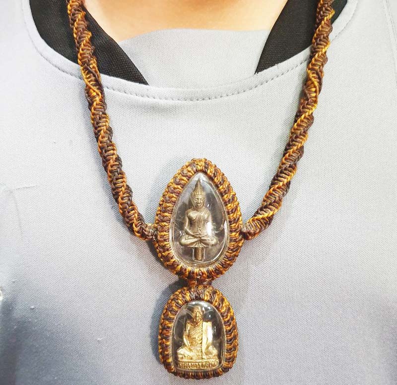 สร้อยพร้อมเชือกถัก เลี่ยมพร้อมบูชา พระยอดธงเนื้อนวะโลหะ รูปหล่อรุ่น 2 หลวงพ่อตัด ปวโร วัดชายนา - 1