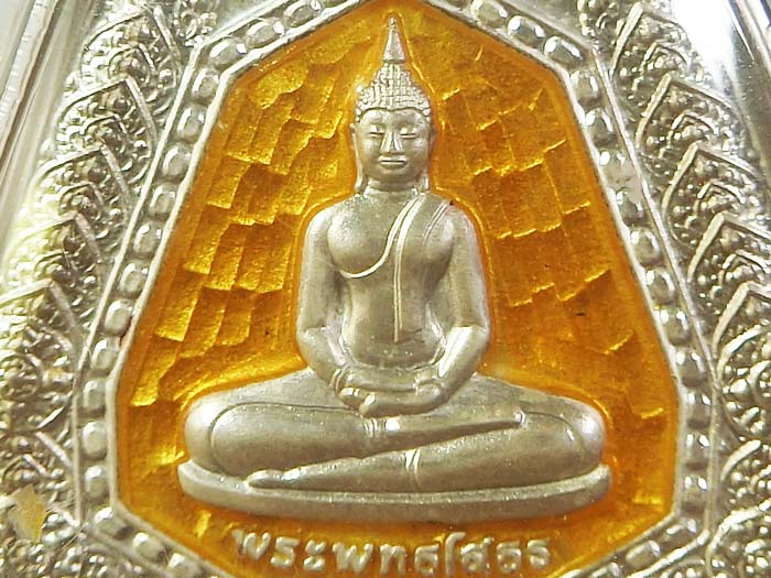 เหรียญหลวงพ่อโสธร ฉัตรแปดเหลี่ยม รุ่นสร้างพระอุโบสถเนื้อเงินลงยาสีเหลือง ปี 2548 เลี่ยมสวยๆพร้อมบูชา - 3
