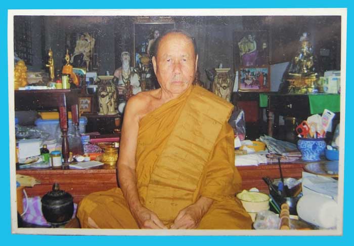 รูปถ่าย หลวงพ่อตัด วัดชายนา หลังหลวงพ่อตัดเขียนลายเซ็นต์พร้อมปีหลวงพ่อเขียนเอง ขนาดห้อยคอ ปี 2549 - 1