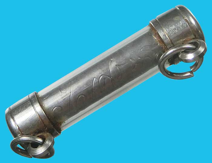 ตะกรุดจารมือยันต์หัวใจเศรษฐี ปี 2549 หลวงพ่อตัด วัดชายนา ตอกโค๊ดนิยม  5 โค๊ด เนื้อตะกั่วยาว 1.5 นิ้ว - 2