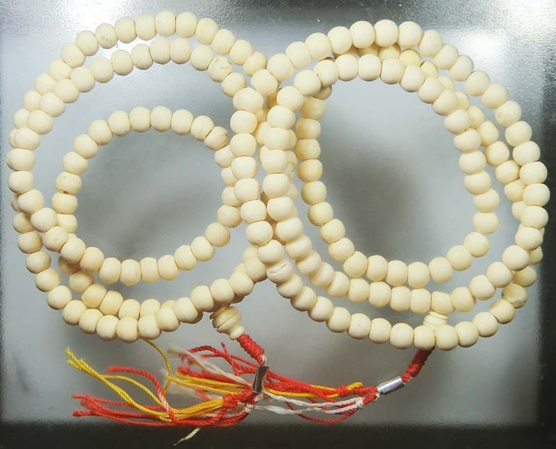 ประคำ หลวงพ่อตัด ปวโร วัดชายนา จ.เพชรบุรี  ปี  2548 มีตะกรุดสาริกาม้วนที่ปลาย 1 ดอกโค๊ด วชน กระโดด - 1
