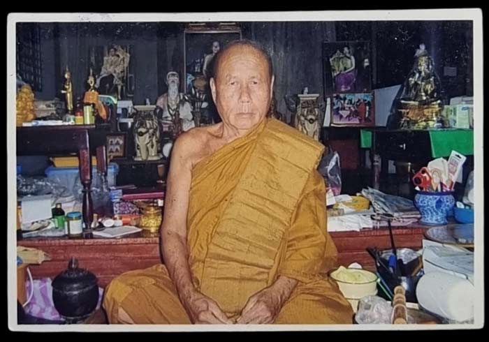 รูปถ่าย หลวงพ่อตัด วัดชายนา หลังหลวงพ่อตัดเขียนลายเซ็นต์พร้อมปีหลวงพ่อเขียนเอง ขนาดห้อยคอ ปี 2549 - 1