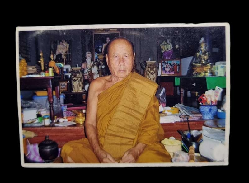 รูปถ่าย หลวงพ่อตัด วัดชายนา หลังหลวงพ่อตัดเขียนลายเซ็นต์พร้อมปีหลวงพ่อเขียนเอง ขนาดห้อยคอ ปี 2549 - 1
