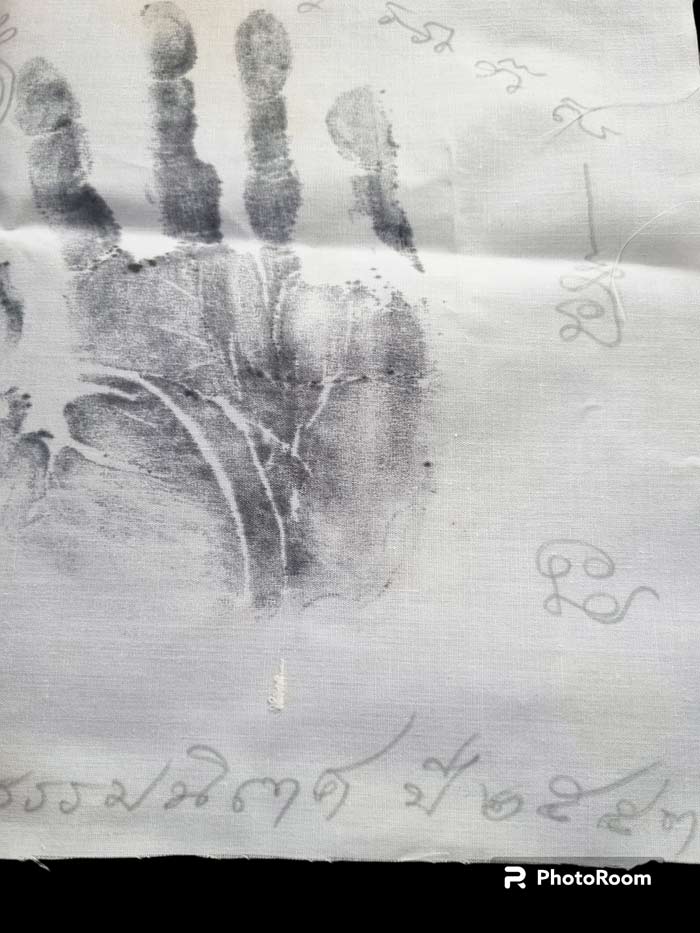 ผ้ายันต์รอยมือ ปี 2553 อายุ 48 ปี ขนาด 12.5 x 12.5 นิ้ว มีจารมือเพิ่มสวยๆ ปั้มตราวัด - 2