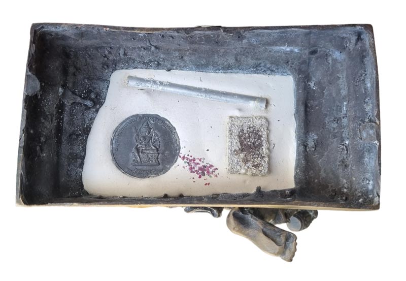 พระพรหมธาดา รุ่นแรก ขนาด 5 นิ้ว ใต้ฐานฝังของเหรียญ พระผง ตะกรุด หลวงปู่ผาด วัดไร่ จ.อ่างทอง  - 5