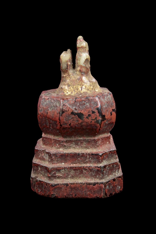 ทันตธาตุ ครูบาเจ้าศรีวิชัย แกะเป็นรูปพระพุทธ ฐานลงรักชาด ปิดทอง  - 3