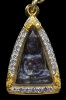 พระร่วงนั่ง กรุม่วงค่อม สนิมแดง ลพบุรี ตลับทองล้อมเพชร