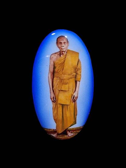 ล็อคเก็ตยืนฉากน้ำเงิน หลวงพ่อเพี้ยน วัดเกริ่นกฐิน จ.ลพบุรี หลังสิงห์ตะกรุด มีโค๊ด 2549 - 1