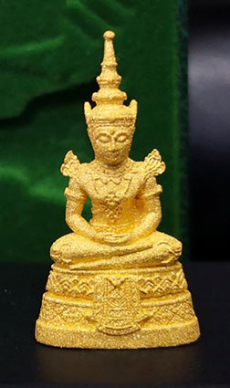 พระแก้วมรกต เนื้อทองคำพ่นทราย  ทรงเครื่องฤดูร้อน กรมสรรพามิต   - 1